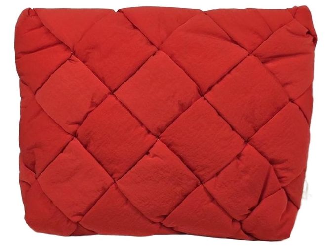 Bottega Veneta Pasta de documentos Cassette em nylon acolchoado Vermelho