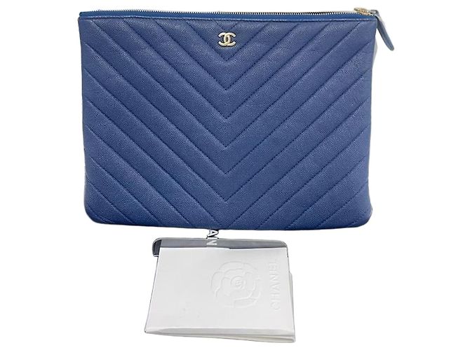 Chanel Clutch New Medium Chevron em Caviar Azul