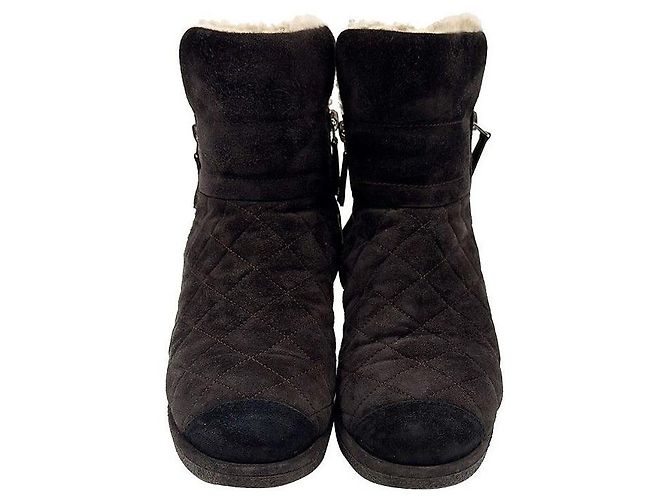 Chanel Botas de cano curto em shearling matelassé Marrom