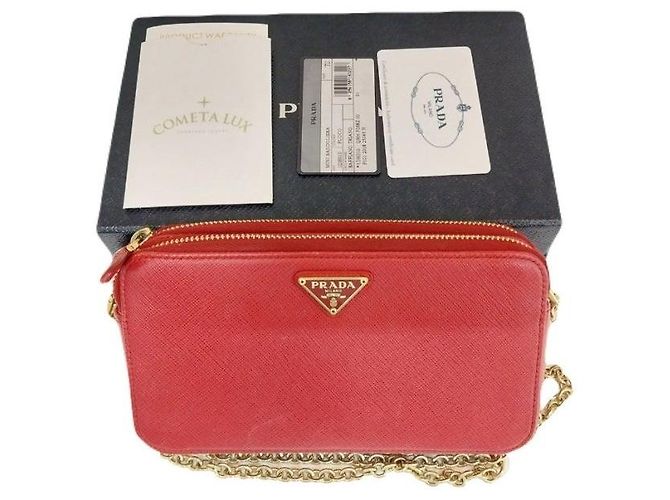 Prada Mini bolsa crossbody de Saffiano vermelha com corrente triangular dourada e duplo zíper