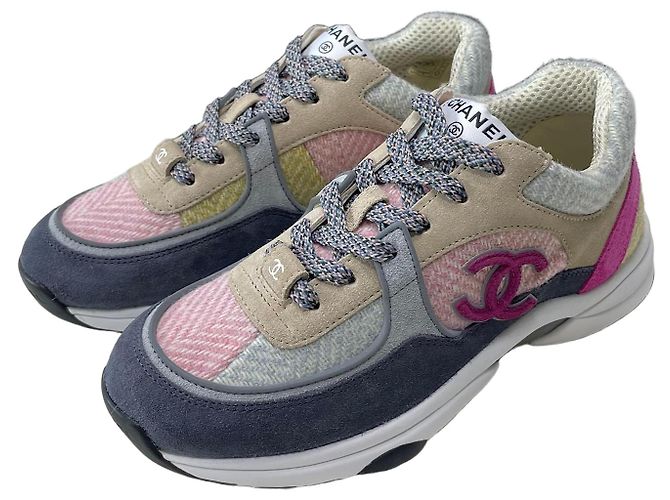 Chanel Tênis de camurça e tweed com logo CC Multicor