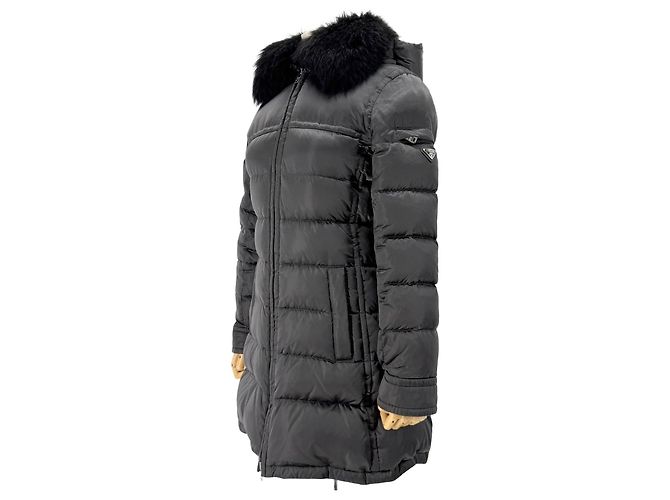 Prada Langer gesteppter Daunenmantel aus Re-Nylon mit Triangle-Logo Braun