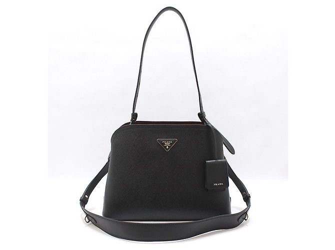 Prada Bolsa de Ombro Martini Medium em Saffiano preto com detalhes em tom dourado