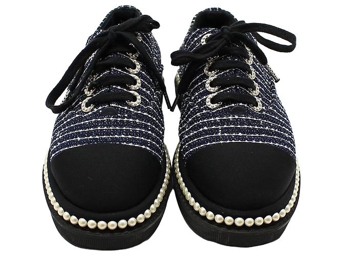 Chanel Tweed-Sneaker mit Perlen-Schnürung Blau
