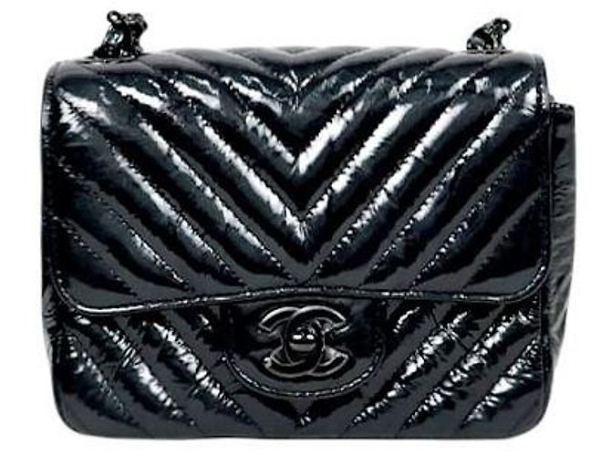 Chanel Petit Sac Chevron Schwarz