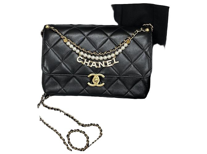 Chanel Borsa con patta e catena con logo di perle Nero Oro