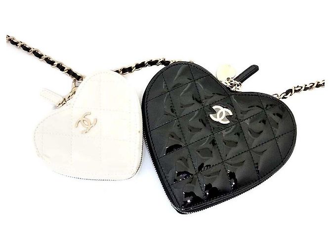 Chanel Bolsa transversal de corrente com coração em verniz Branco