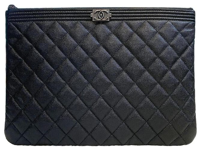 Le Boy Chanel Clutch Caviar Boy New Medium Black com Hardware Silver Preto