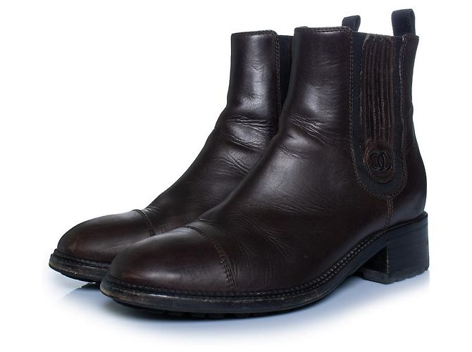 Chanel, botas Chelsea em couro marrom