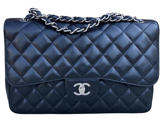 Timeless Borsa Chanel Classic Flap in pelle caviar nera Nero