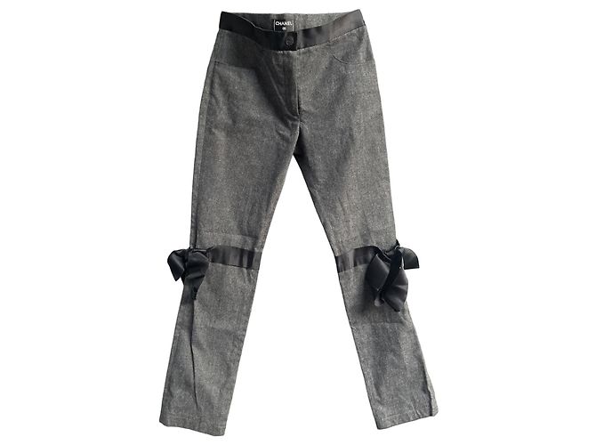 Calça Chanel de lã cinza com laços de cetim preto