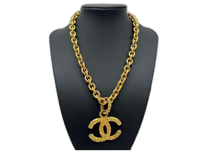 Collar Chanel Coco Mark en lava con baño de oro Dorado