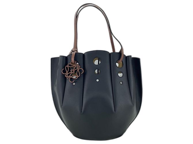 Borsa Loewe Black Leather Shell Tote Bag in pelle nera Nero