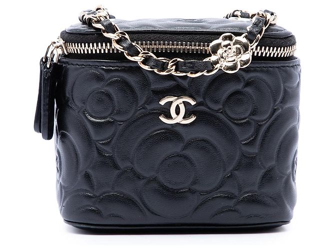 Vanity Necessaire Chanel em pele de cordeiro preta com camélia em relevo e corrente
