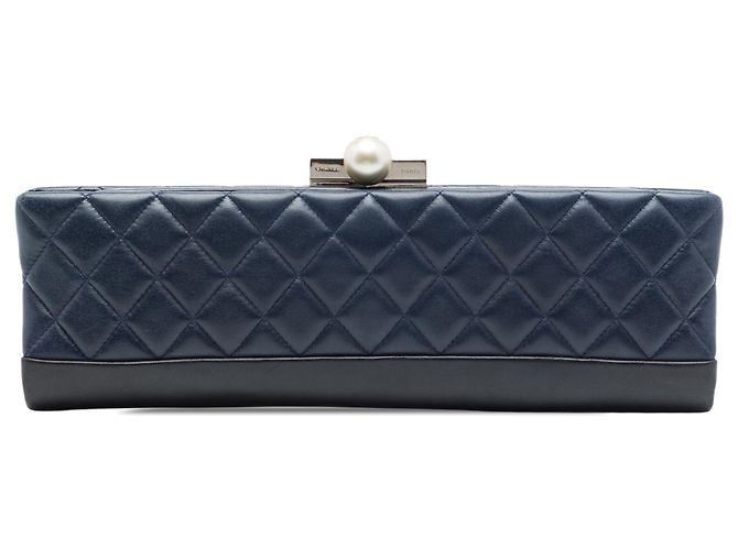 Chanel Blue CC Baguette Clutch aus gestepptem Lammleder mit Perlen Blau Marineblau