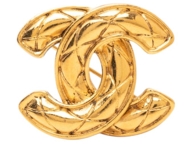Broche Chanel Gold CC acolchoada banhada a ouro Dourado