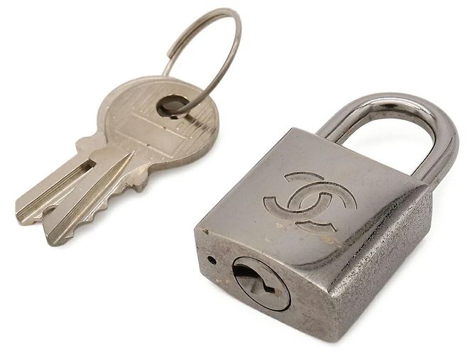 Chanel Cadenas Metal Padlock Plata Metálico