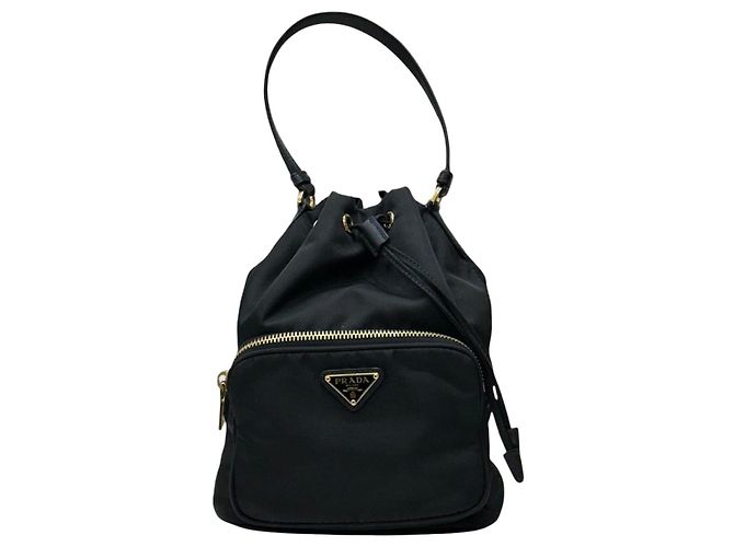 Prada Bolsa Bucket Re-Nylon preta com ferragens douradas Preto