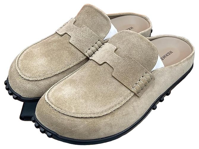 Hermès Mules e chinelos de camurça Bege Marrom