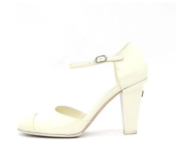 Chanel Ivory Patent Strap Damenschuhe Weiß