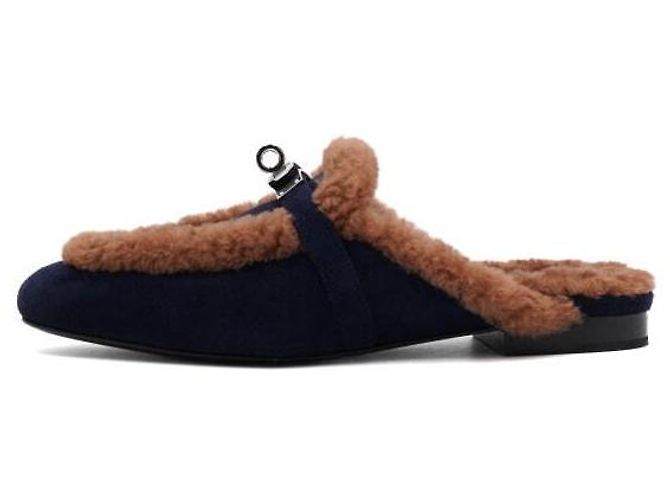 Hermès Mule e sandali in scamosciato marine e shearling dorato D'oro