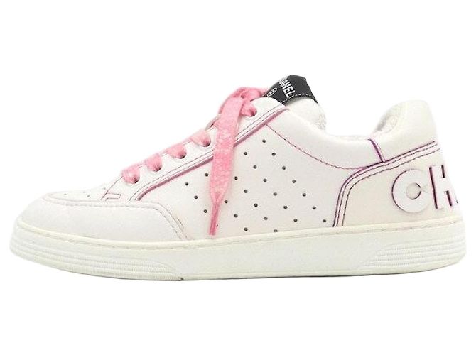 Chanel Sneaker con lacci da donna in pelle bianca con dettaglio logo viola Bianco