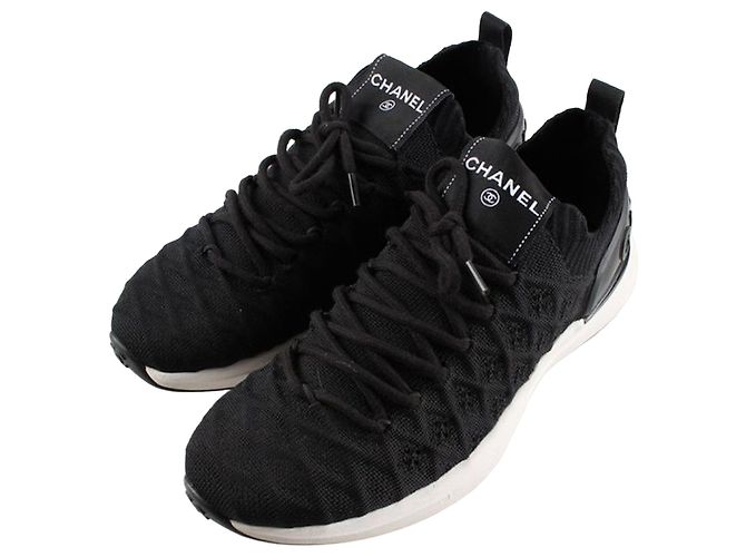 Chanel Steppbare Strick-Sneaker mit Logo Schwarz