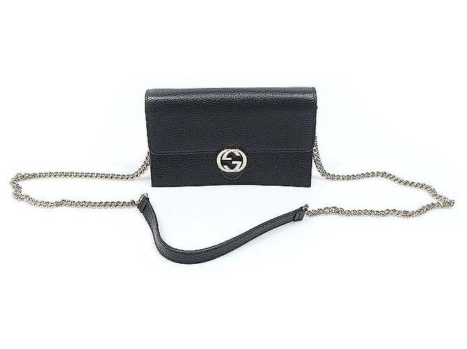 Gucci Bolsa transversal WOC em couro preto com GG entrelaçado e corrente dourada