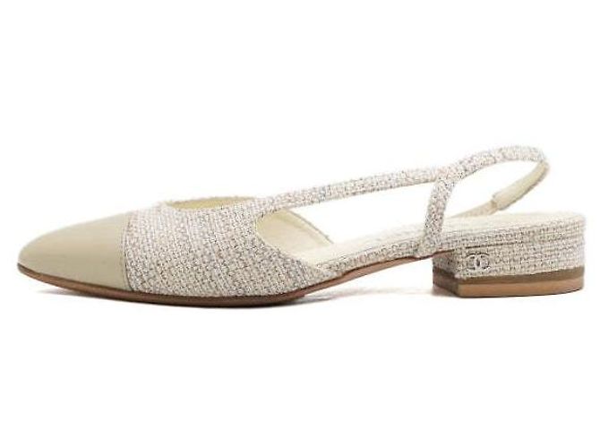 Chanel Zweifarbige Pumps mit goldenem CC - Slingback-Schuhe für Damen Weiß
