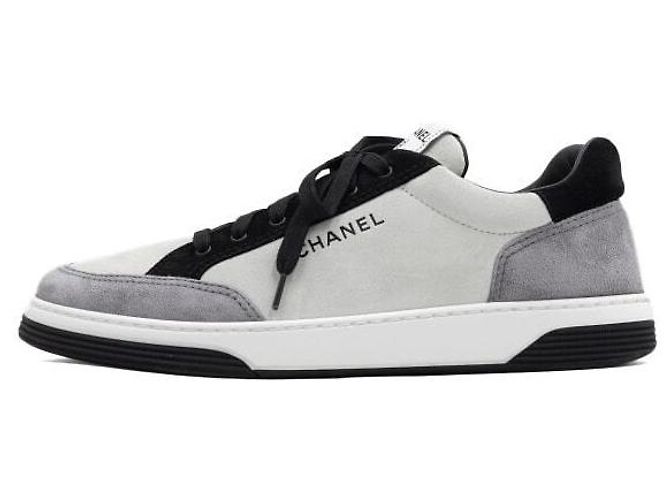 Chanel Baskets pour hommes en daim avec lettrage noir