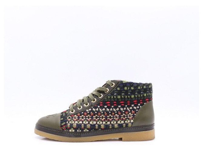 Chanel Botas Desert de Tweed para Mulher com Logo CC e Amarrar Multicor