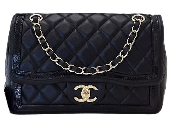 Chanel Mini bolsa de ombro com aba de pele de cordeiro e corrente dourada Preto