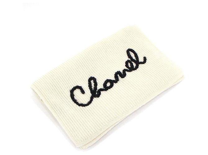 Chanel Sciarpa in cashmere beige con logo con scritte Marrone