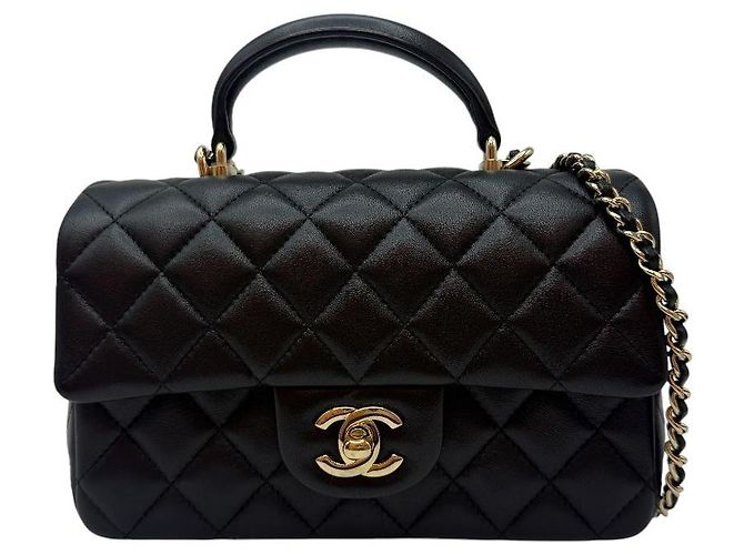 Chanel Nova Mini Bolsa de aba em pele de cordeiro com alça de mão Preta Preto