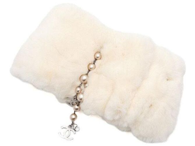 Chanel Cachecol de pele de coelho branco com corrente e gotas de pérolas CC