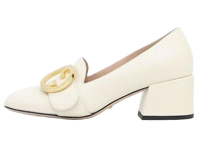 Gucci Scarpins de couro branco com detalhe interlocking dourado para mulher