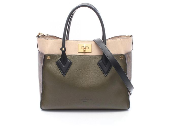 Bolsa Louis Vuitton On My Side MM Monogram Laurier Marrom Cru Caqui