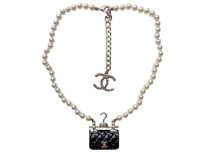 Colar Chanel B23C Pérolas e Charm Mini Bolsa Acolchoada Preto Branco Dourado
