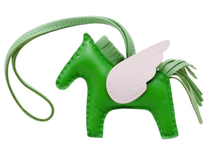 Charm per borsa Hermès Grigri Rodeo Pegase in agnello Milo verde e Swift PM