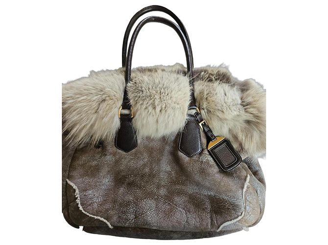 Bolsa Prada de couro marrom e shearling