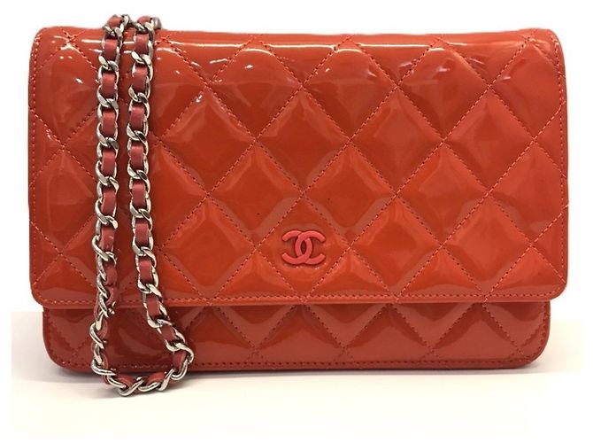 Wallet On Chain Cartera de cadena en piel charol matelassé Chanel Roja
