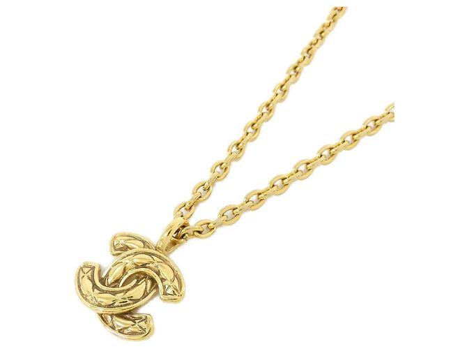 Colar Chanel dourado com pingente