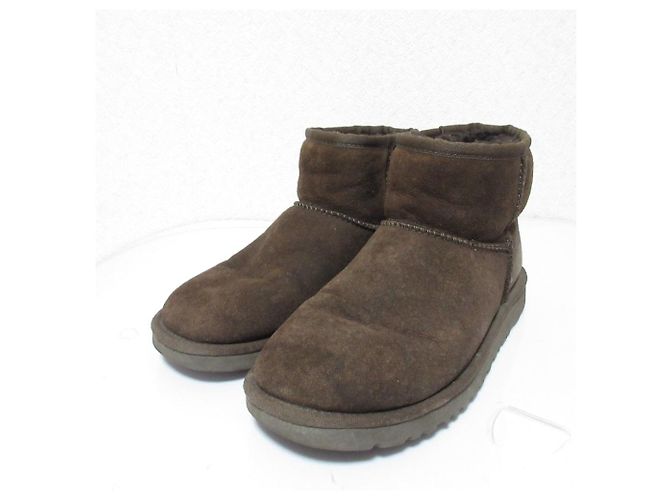 Autre Marque Bottines courtes en peau de mouton UGG Marron