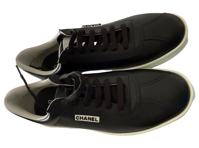 Chanel Uniform Sneaker aus schwarzem Leder