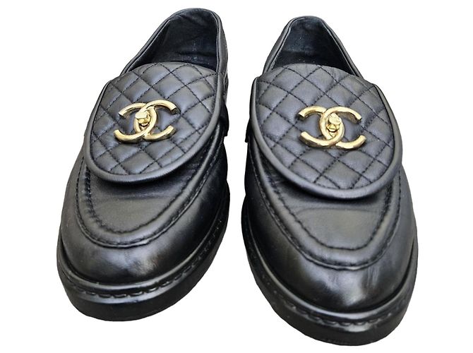 Mocasines Chanel de piel acolchada negra