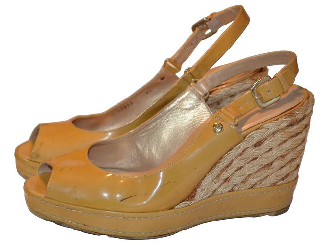 Stuart Weitzman Sandalias de cuña de charol amarillo Mostaza
