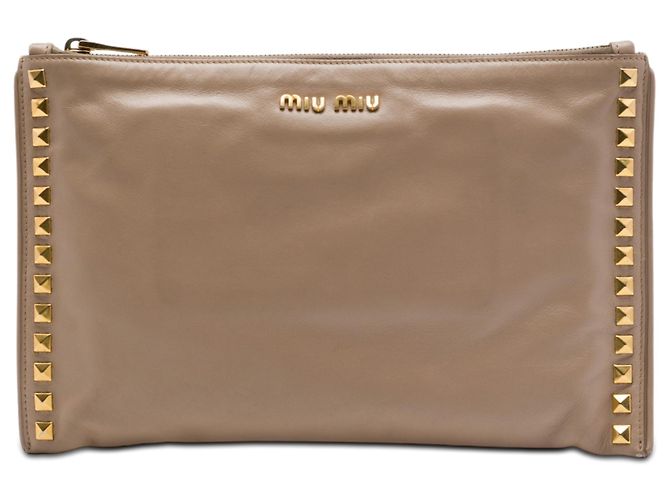 Clutch in pelle beige con borchie e zip Miu Miu