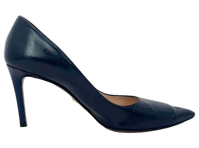 Prada Pumps mit spitzer Zehenpartie aus Lackleder in Navy Blau Marineblau