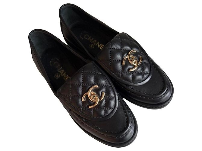 Mocassins Chanel em couro preto acolchoado com logo CC
