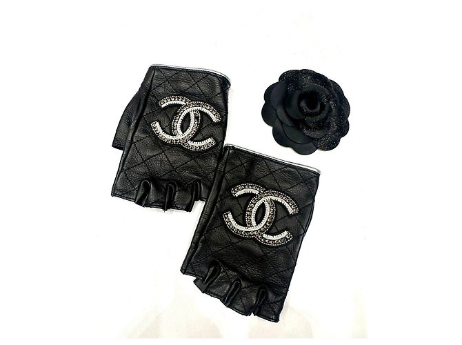 Timeless Chanel gesteppte Lammfell CC fingerlose Handschuhe - Schwarz Gebraucht 